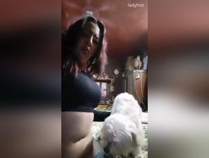 verbotene süsses: latina suhlt sich mit hund