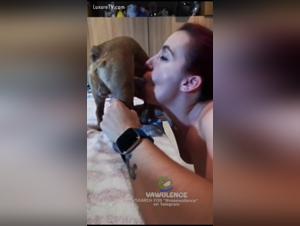 iona cede al placer del perro