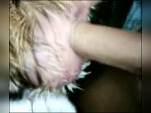 Jente banker hund vilt