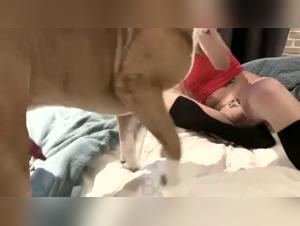 Sonya Blonde Baise Chien