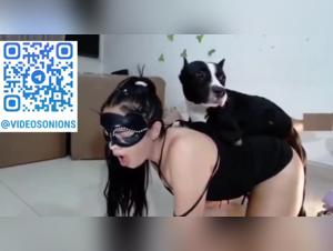 Masked latina se fait baiser par son chien