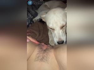 Fille Sauvage, Baisée Par Chien