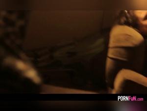 Horny lady suce chien sans retenue