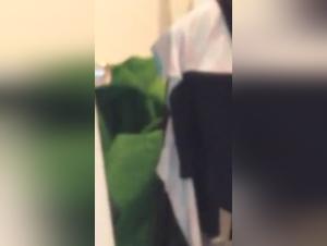 Hure kitzelt ihren Hund brutal