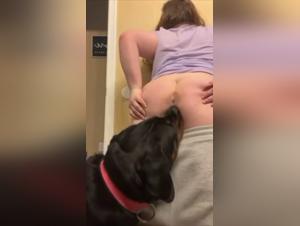 Perro lame el culo de una mujer en el baño