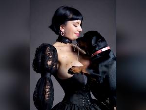 Gotisk Valerie: lidenskapelig hunde-flirt