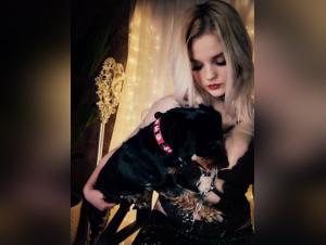 Alina, bionda prorompente, lecca un cane che saliva