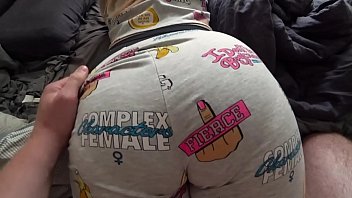 Stiefschwestern in Aktion: Bewundern Sie ihre Kurven und intensiven Momente