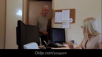 XVIDEOS - Heisse brunette Sekretarin hat Spass mit ihrem Chef im Buro