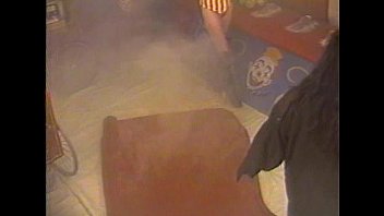Femmes matures et jeunes filles dans des vidéos pornos