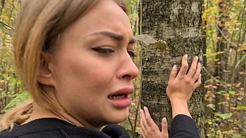 Unterwurfige Blondine bei einem Dreier im Wald