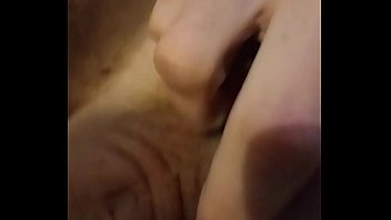 Zwei junge deutsche Madchen haben Spass vor der Webcam