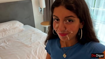 La matrigna si spalma la faccia di sperma - Cumwalk