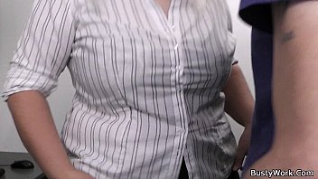 Milfs lesbianas en el trabajo: sexo extremo