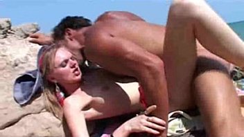 Video X in piscina: MILF dominante