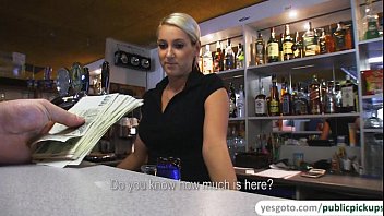 Asiatische Frau in einer Bar gefickt