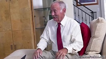 Mature amateur women have sex outside
