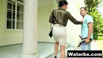 Feticismo della pipi e sesso intenso con donne mature