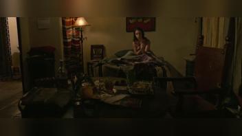 Adelaide Kane desnuda - Goats (2012) - Bikini