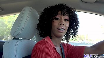 Nuovo video: MILF ebano in una cosa a tre