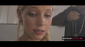 Unersttliche Blondine in einem Triple X im Hotel