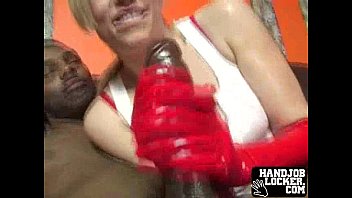 Blonde Kokette und Amateur-Girls in expliziten Szenen