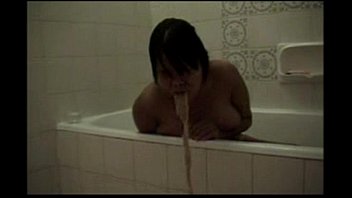 Nackte Frau erbricht sich im Badezimmer: Entdecken Sie Erotik und Sinnlichkeit mit Hairy Mia