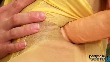 Unterwurfige Teenager in Nylonstrumpfen: Eine schockierende BDSM-Szene