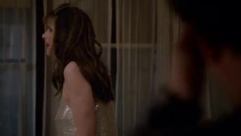 Amanda Peet nuda – Togetherness s02e02 (2016)