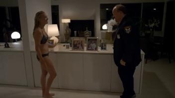 Yvonne Strahovski Nude – Louie s04e02 (2014)