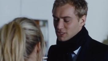 Sienna Miller nuda - Alfie (2014)