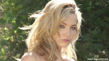 Dahlia Sky: eine heisse Striptease-Session