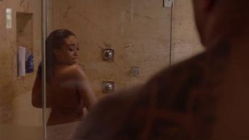 Nhya Fields-Cedon mostra la sua schiena nuda in Ballers S2E9
