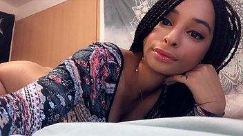 L'adolescente Violette e i suoi giocattoli