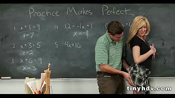 Piccole lesbiche amatoriali in un video porno hardcore