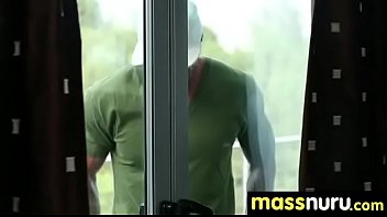 Masaje lesbico nuru: dos chicas sexys en llamas