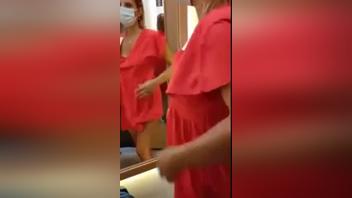Biondina Porca desnuda en su habitación - Masturbación solitaria