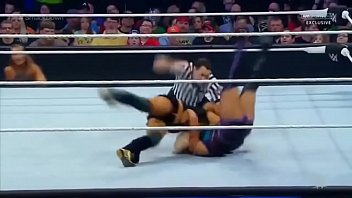 La rubia Dana Brooke, una zorra sumisa a los deseos de los negros