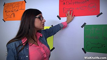Mia Khalifa macht ihre Freundin mit Sex bekannt