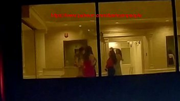 Voyeurismo al matrimonio: MILF e giovani ragazze lesbiche