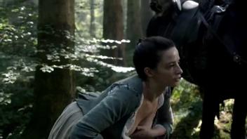 Laura Donnelly desnuda en primer plano en Outlander temporada 1, episodio 14