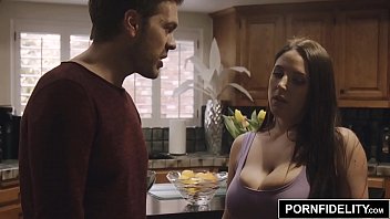 Angela White und Lana Rhoades: Ein X-bewertetes Video, das man sich nicht entgehen lassen sollte