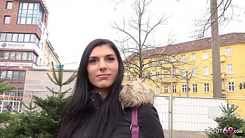 Immergiti in un video hard con tre donne sublimi