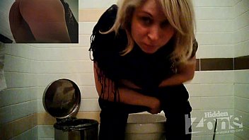 Bionda in lingerie blu: Lola in scene di sesso hard