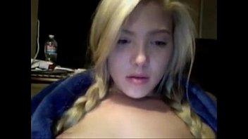 Blondine mit glatter Mahne: Lola masturbiert vor ihrer Webcam