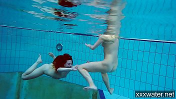 Berauschende Russen tanzen im Pool