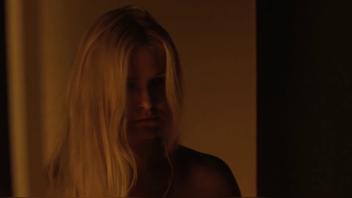 Alexandra Breckenridge Nackt - Dark (2015) lesbische Szenen