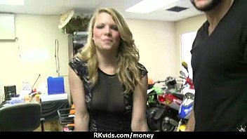 Sexo lesbico en publico: dos chicas sexys cobran