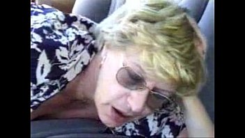 Mujer sumisa en un vehiculo: videos eroticos duros