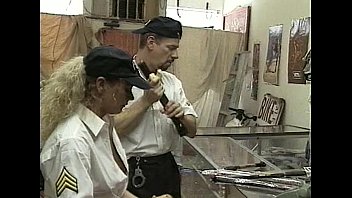 Metro - Poliziotta sexy: piaceri intensi